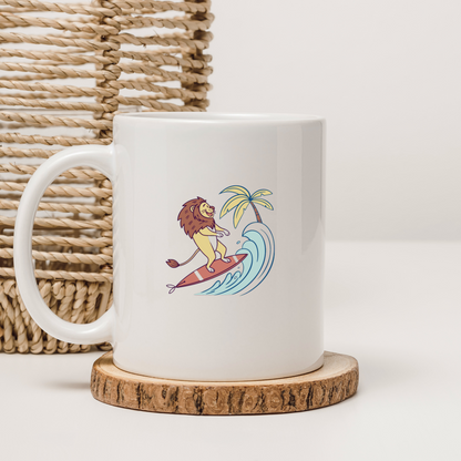Mug coloré avec lion en surf dans un style doodle tropical et enjoué