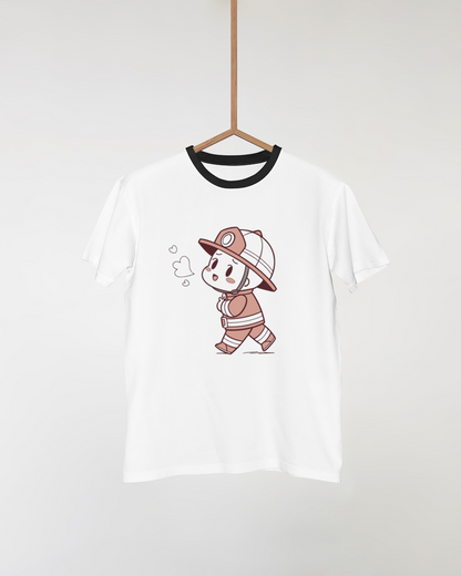 T-shirt avec pompier kawaii joyeux, idéal pour les fans de héros miniatures