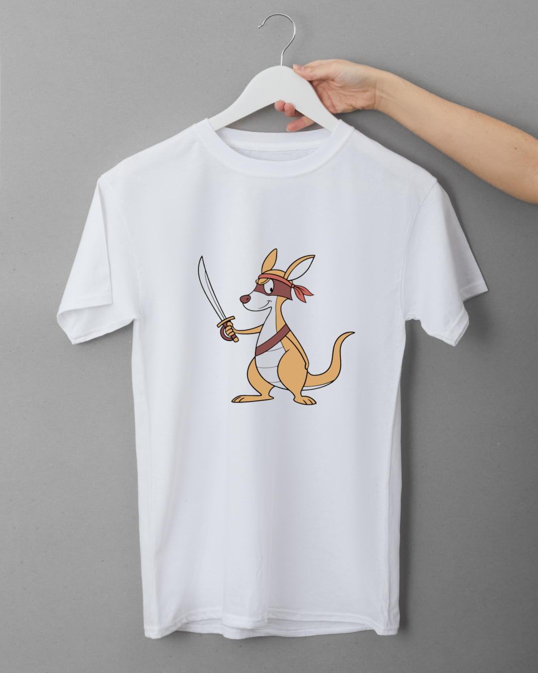 Un t-shirt avec un kangourou guerrier cartoon pour une aventure animale captivante