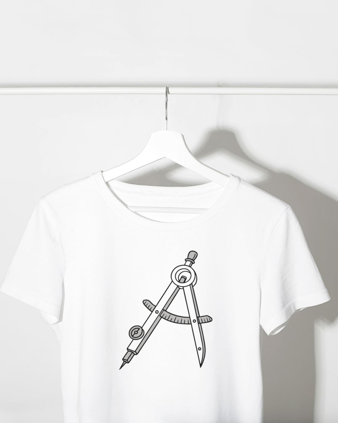 T-shirt éducatif avec compas en style vectoriel tendance et moderne