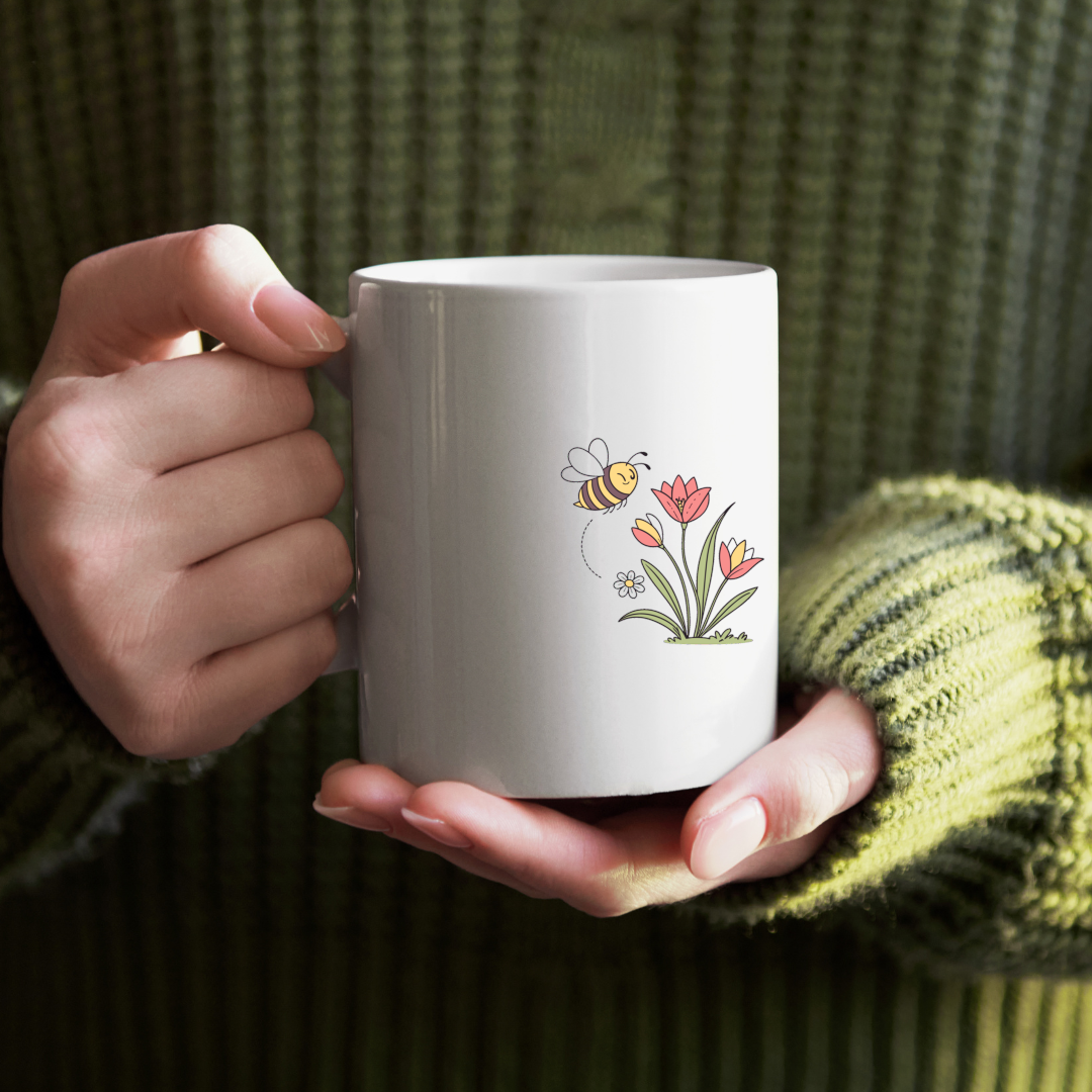 Mug avec dessin vectoriel d'abeille joyeuse et fleurs au style kawaii printanier