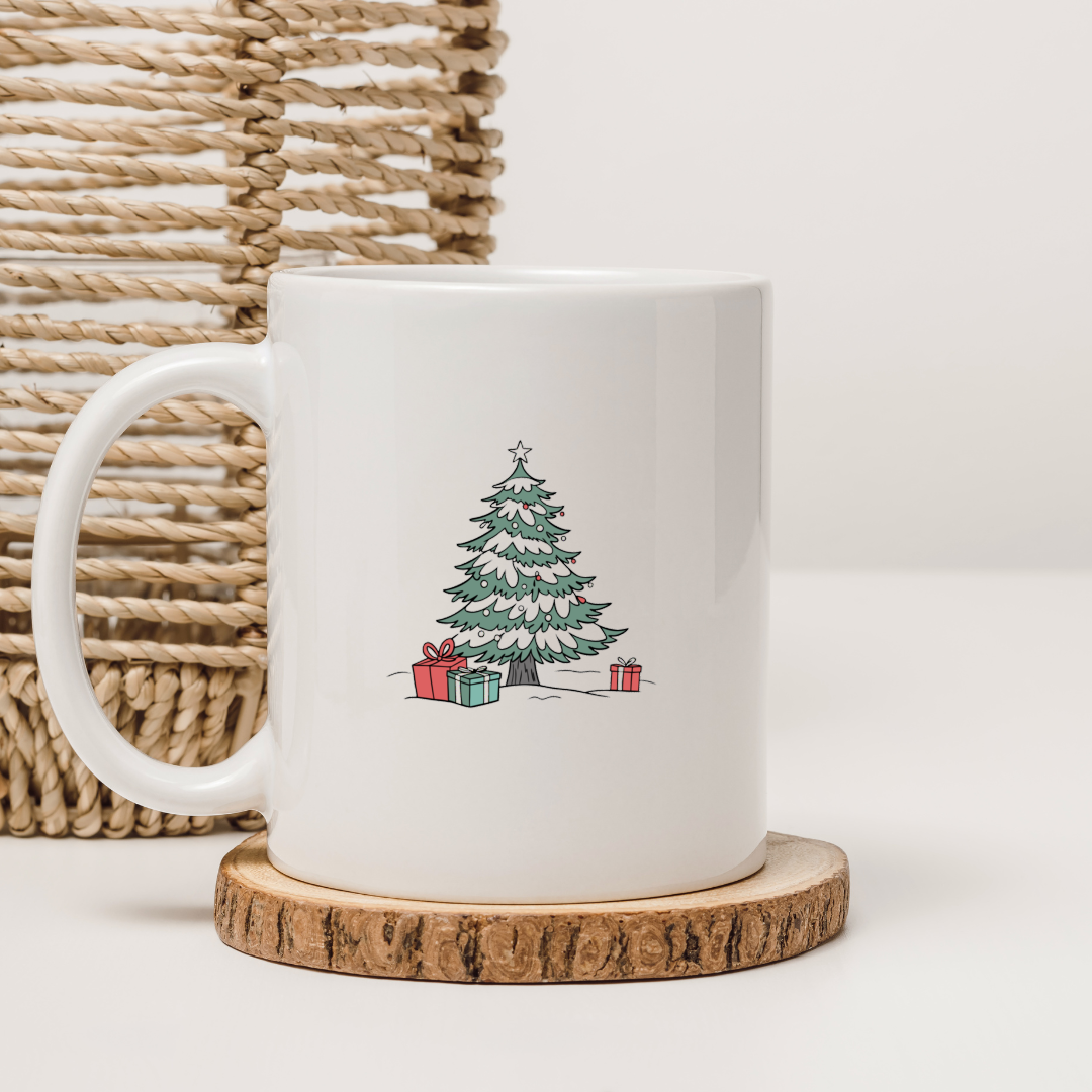 Mug festif orné d'un sapin enchanté entouré de cadeaux dans un esprit de Noël