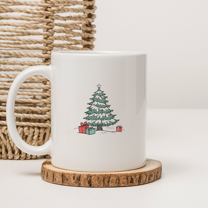 Mug festif orné d'un sapin enchanté entouré de cadeaux dans un esprit de Noël