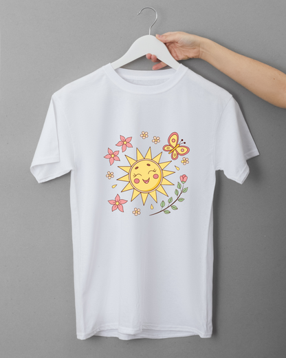 T-shirt en coton décoré d'un soleil pastel et d'un papillon, ambiance printanière