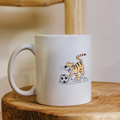 Mug avec tigre joueur et ballon en design audacieux, esprit sportif dynamique
