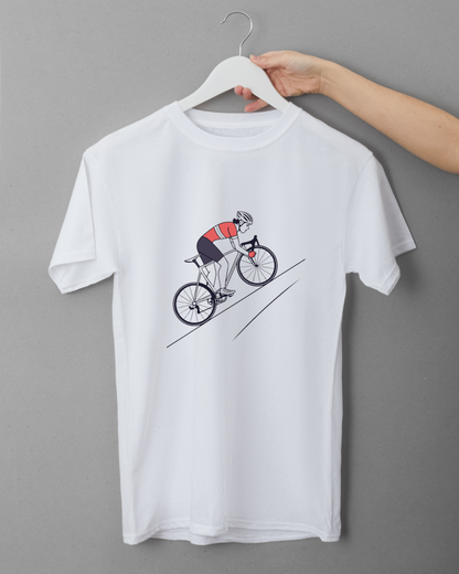 T-shirt sport avec cycliste en pleine ascension, design moderne et dynamique