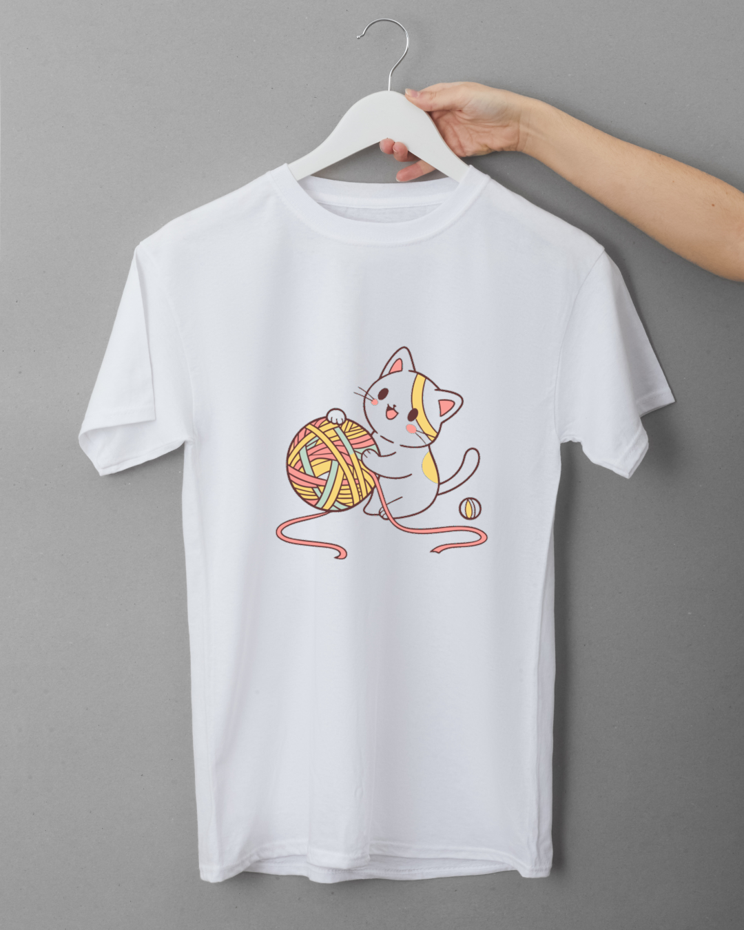 T-shirt avec chat joueur et pelote dans un style doux et pastel pour déco féline