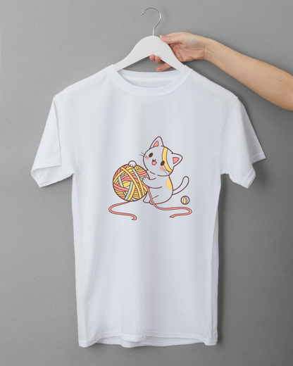 T-shirt avec chat joueur et pelote dans un style doux et pastel pour déco féline