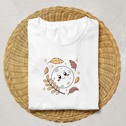 T-shirt arborant une lune souriante pastel en automne sur fond naturel enchanting