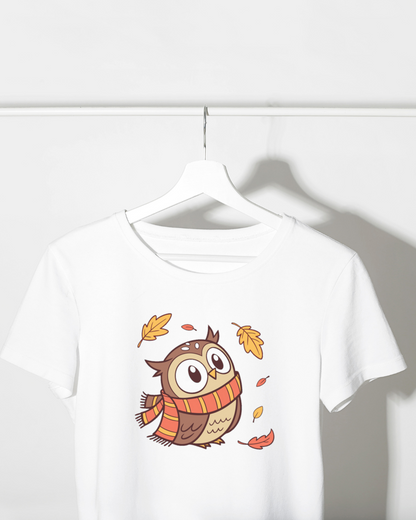 T-shirt automnal avec chouette en écharpe entourée de feuilles dansantes