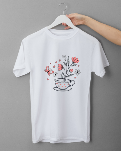 T-shirt papillon et fleurs en style doodle pour un look printanier raffiné