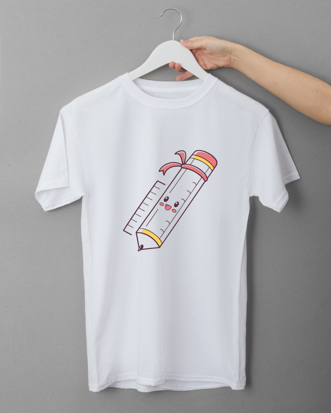 T-shirt décoré d'un crayon souriant et amusant dans un style doodle éducatif