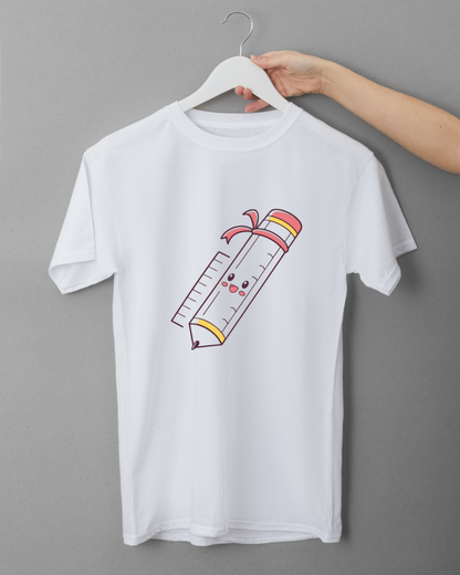 T-shirt décoré d'un crayon souriant et amusant dans un style doodle éducatif