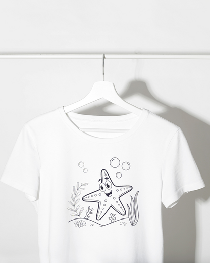 T-shirt blanc avec étoile de mer souriante dans un style océanique joyeux