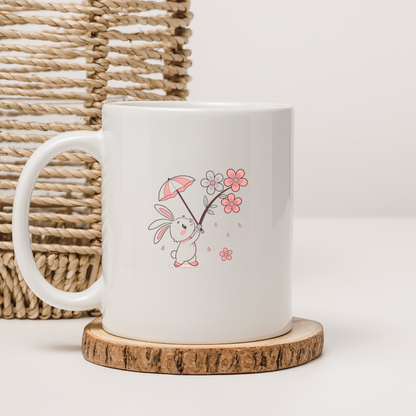 Mug avec design d'un lapin joyeux sous un parapluie fleuri, ambiance printanière