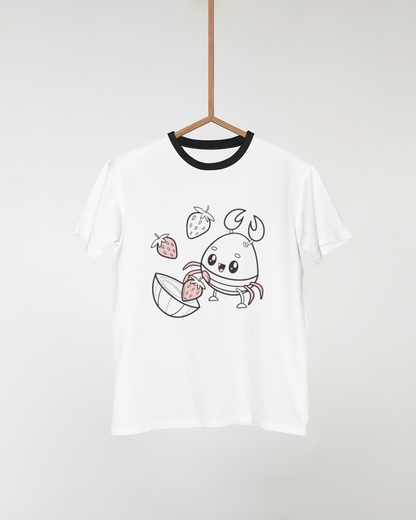 T-shirt avec crabe joyeux et fraises flottantes dans un style pastel marin