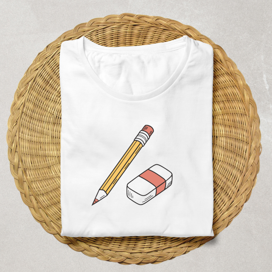 T-shirt avec doodle minimaliste crayon et gomme pour un look papeterie tendance
