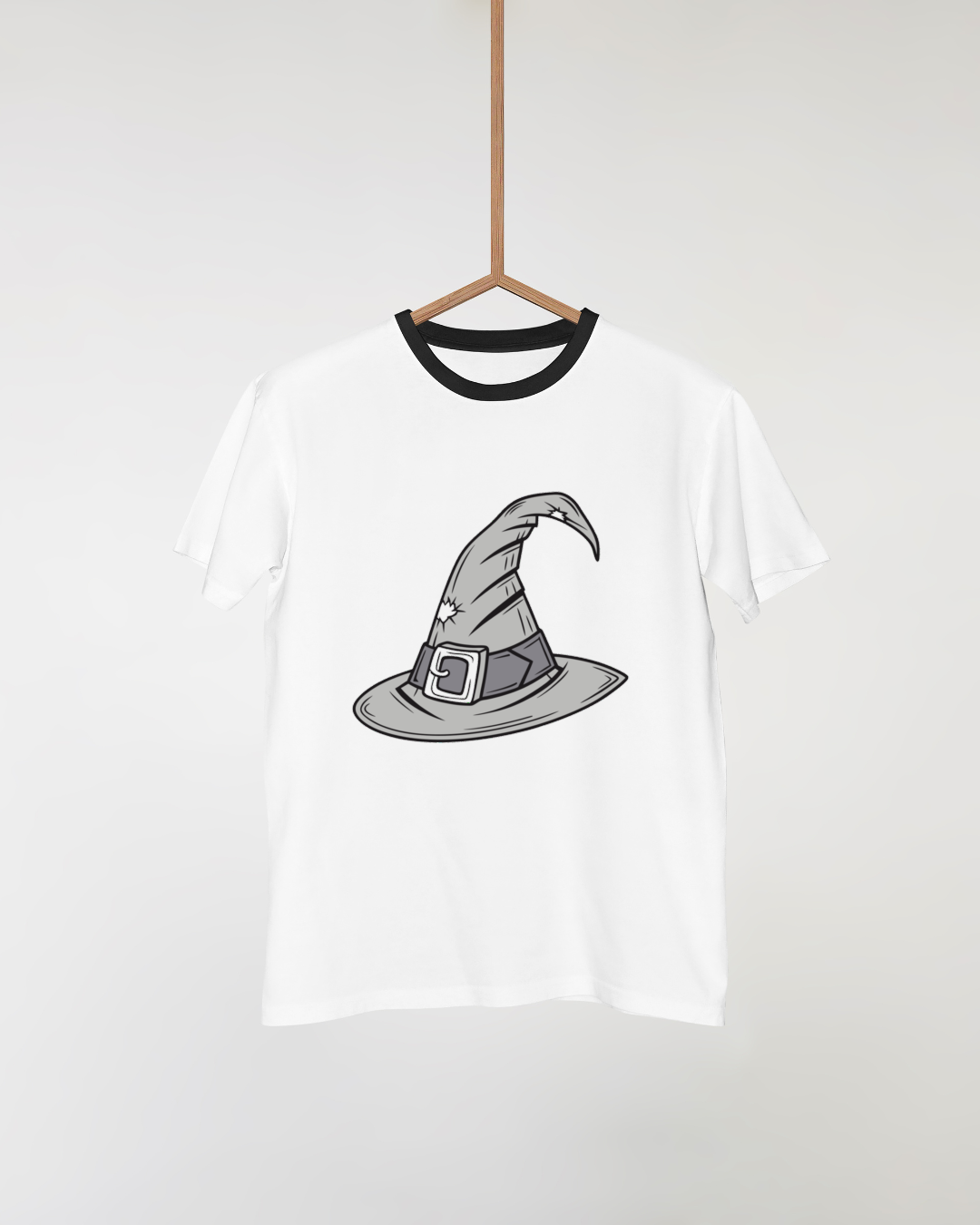 T-shirt Halloween avec chapeau de sorcier, style numérique, ambiance mystérieuse