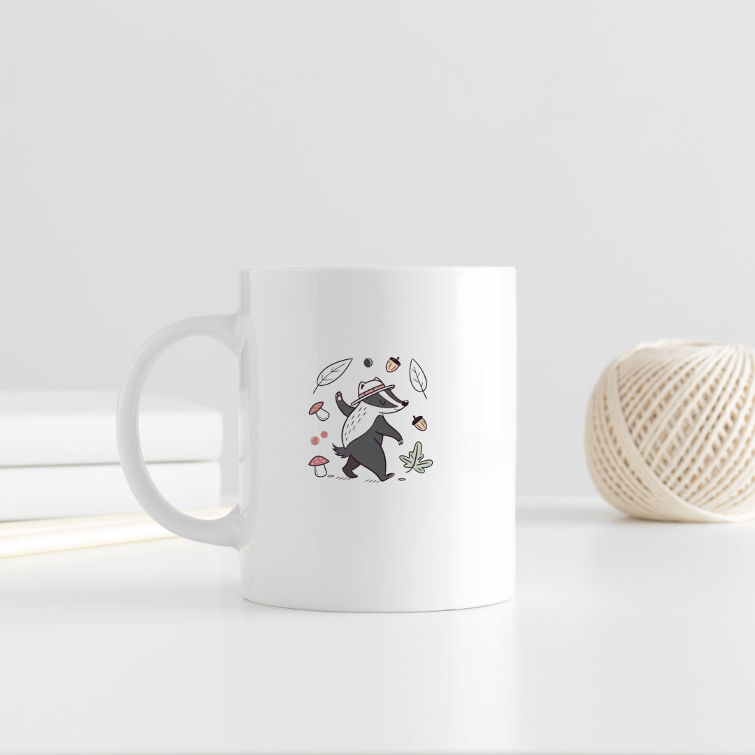 Mug avec blaireau stylisé dansant sur fond aux notes forestières