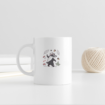 Mug avec blaireau stylisé dansant sur fond aux notes forestières