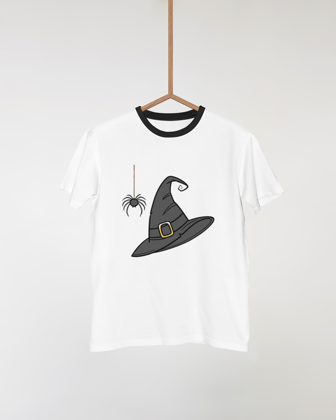 T-shirt au design festif montrant un chapeau de sorcière volant pour Halloween