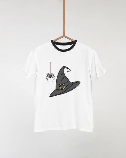 T-shirt au design festif montrant un chapeau de sorcière volant pour Halloween