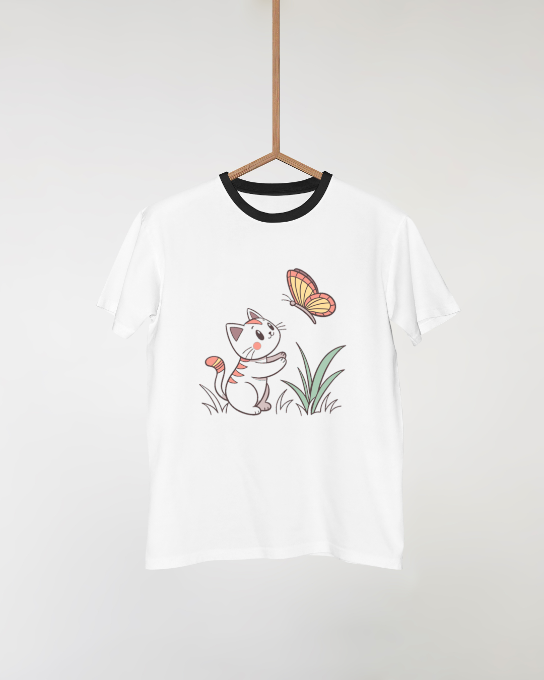 T-shirt animé avec un chat émerveillé et papillon design nature douce