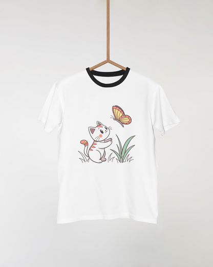 T-shirt animé avec un chat émerveillé et papillon design nature douce