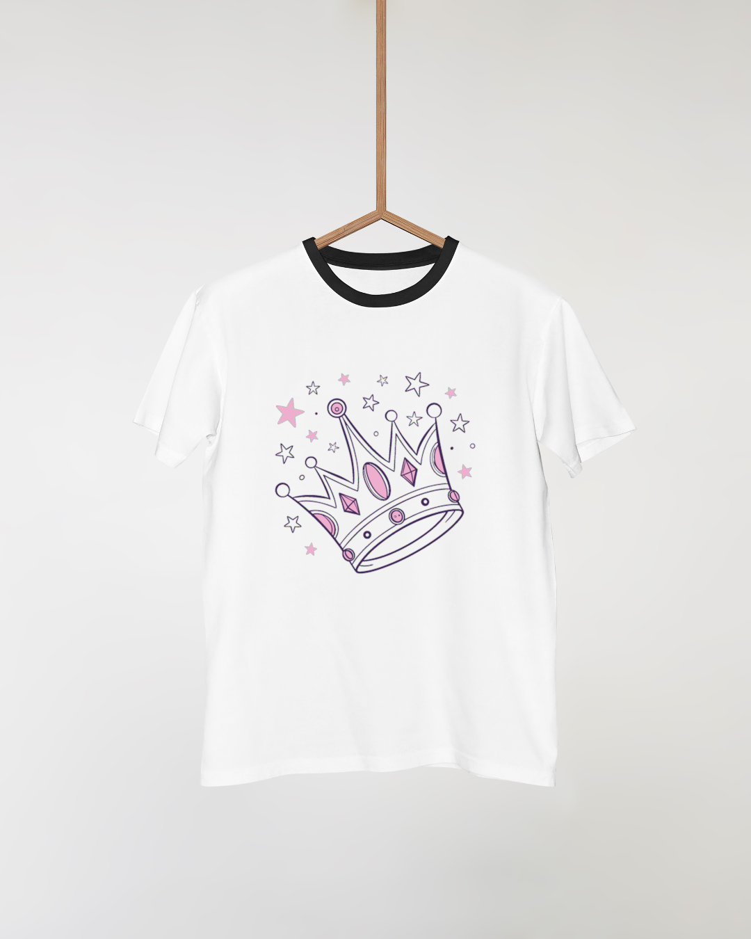 Couronne kawaii sur t-shirt blanc, parfait pour fêtes.