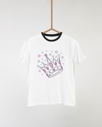Couronne kawaii sur t-shirt blanc, parfait pour fêtes.