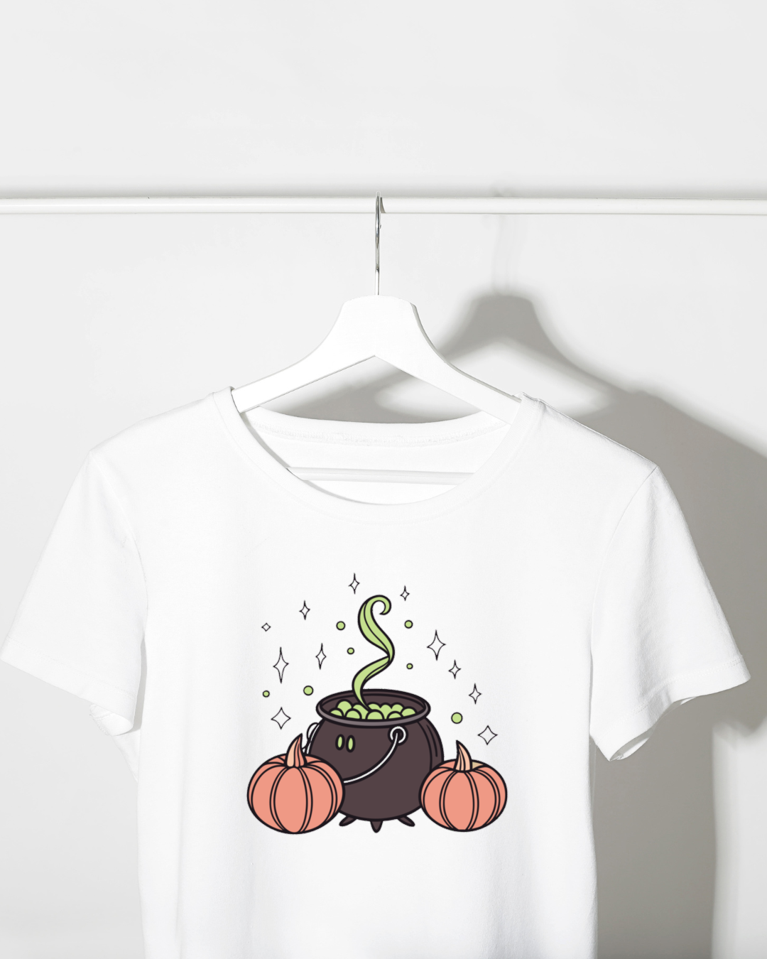 T-shirt style Halloween avec un chaudron magique fumant en design numérique décoratif