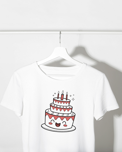 Gâteau kawaii sur t-shirt, ajoutant une touche festive et mignonne.