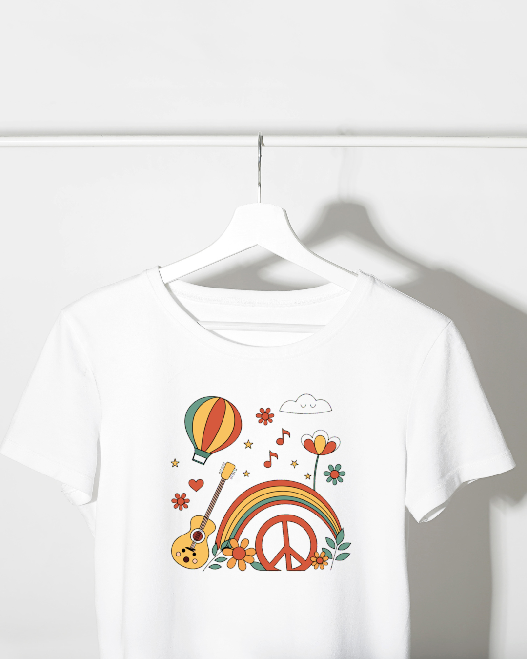 Chemise avec motif hippie vintage. Idéal pour des projets créatifs et uniques.