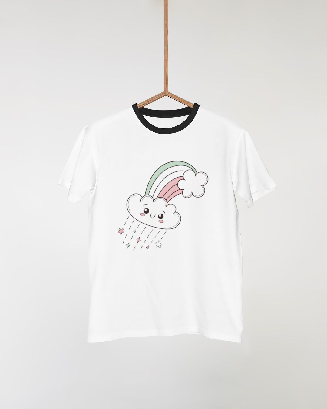 T-shirt décoré d'un nuage souriant avec arc-en-ciel dans un style kawaii vibrant