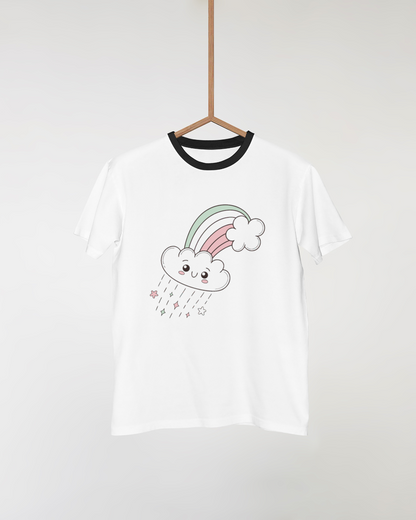 T-shirt décoré d'un nuage souriant avec arc-en-ciel dans un style kawaii vibrant