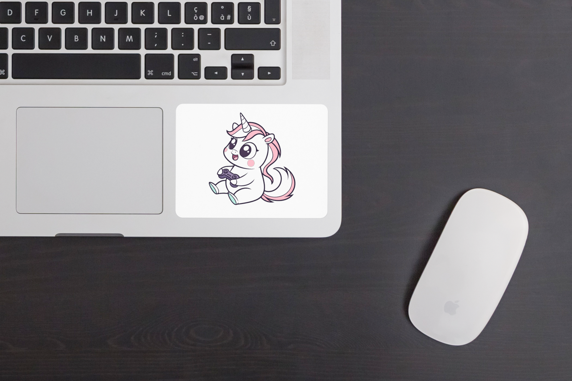Sticker avec une licorne joyeuse et joueuse au style enfantin et adorable