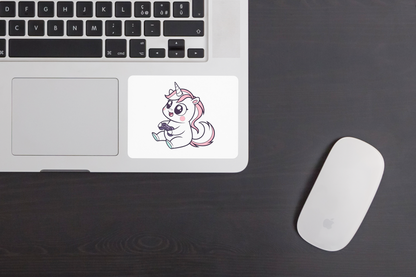 Sticker avec une licorne joyeuse et joueuse au style enfantin et adorable