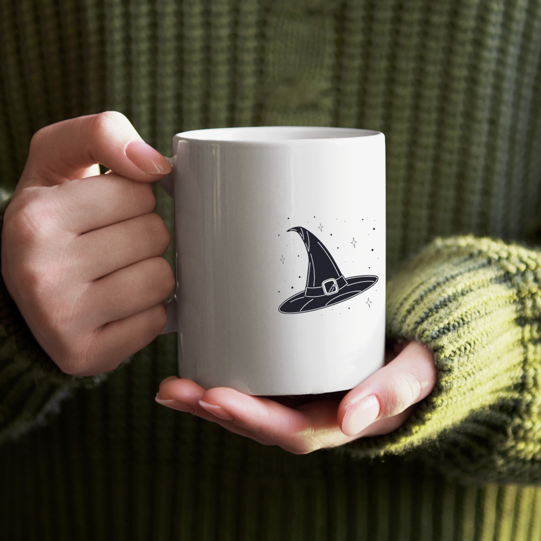 Mug monochrome avec un chapeau de sorcière mystérieux pour Halloween captivant