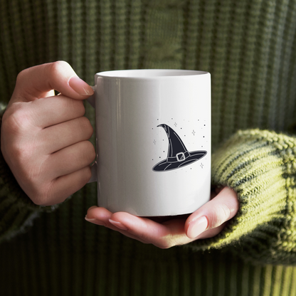 Mug monochrome avec un chapeau de sorcière mystérieux pour Halloween captivant