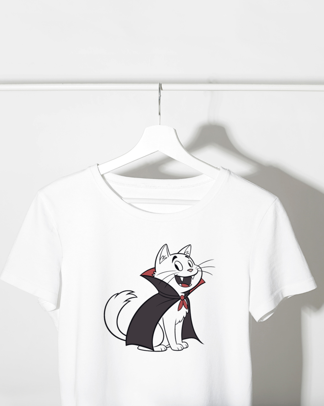 T-shirt décoré d'un chat vampire joyeux au style cartoon sur le thème d'Halloween