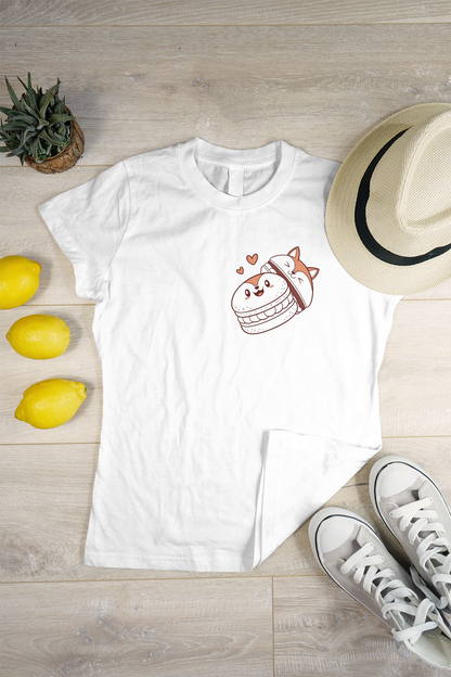 T-shirt kawaii affichant un chien en macaron adorable pour les fans de thématiques gourmandes
