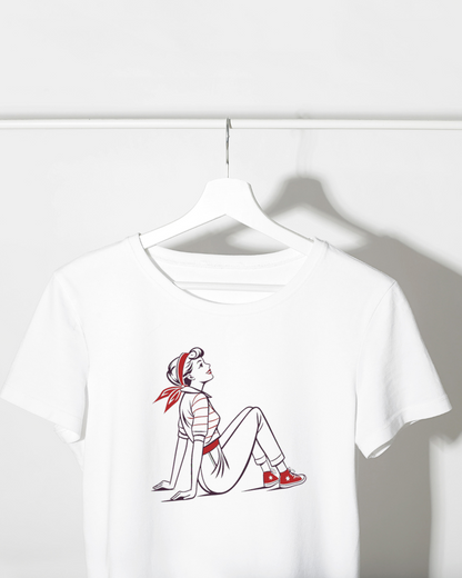 Illustration pin-up rétro sur t-shirt, style vintage pour textile.