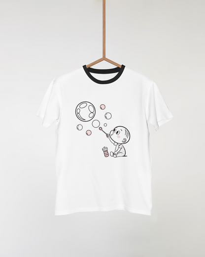 Design Kawaii bulle enfant appliqué sur un t-shirt, idéal pour enfants.