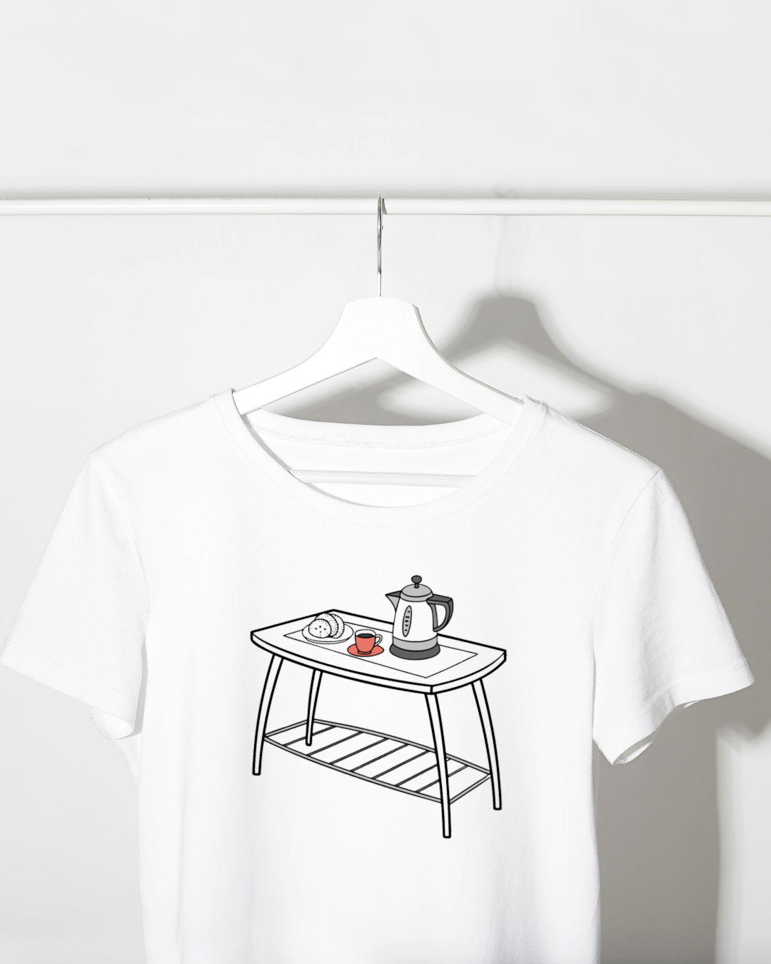 T-shirt avec une icône numérique moderne évoquant un petit-déjeuner sur la table