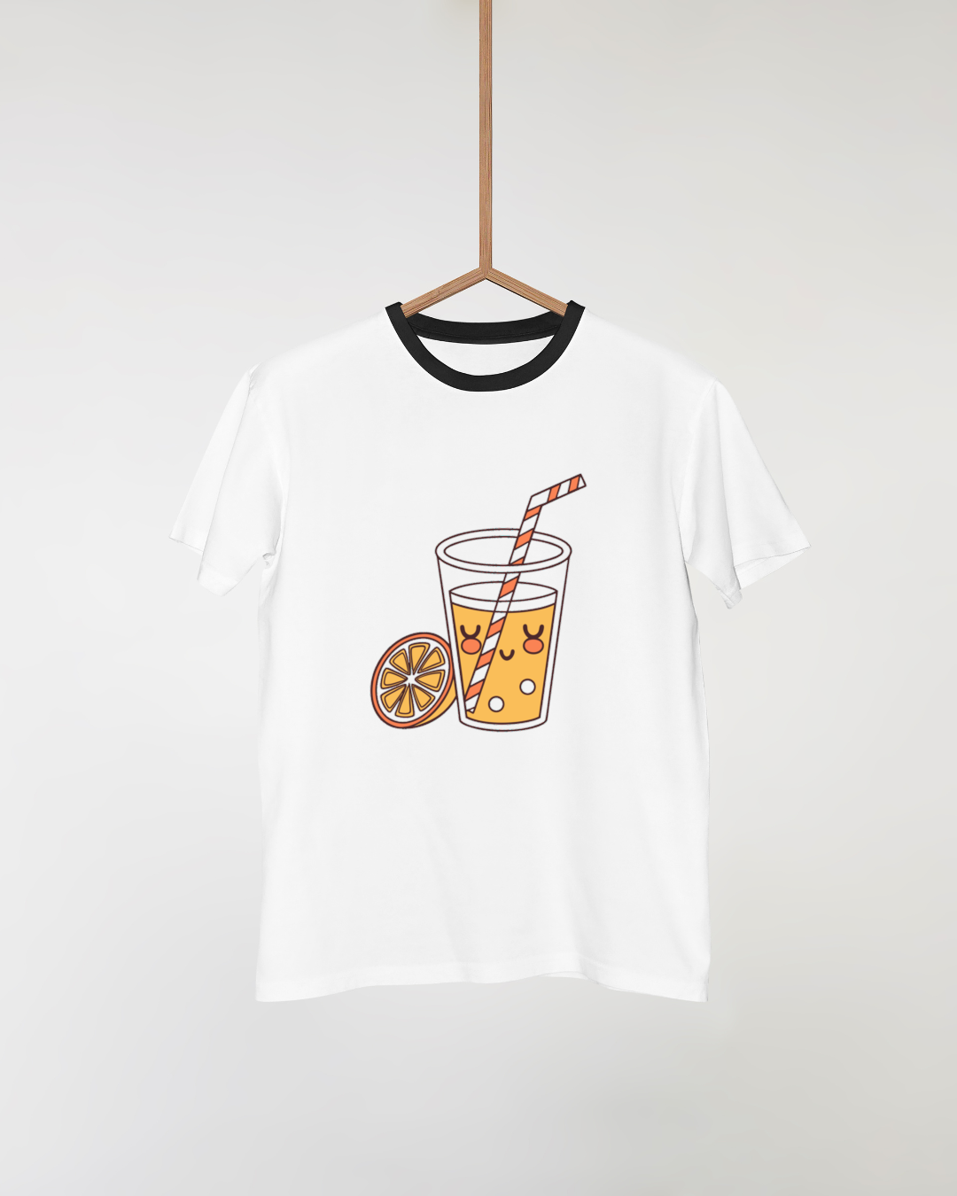 T-shirt à icône estivale minimaliste mettant en valeur un jus d'orange joyeux