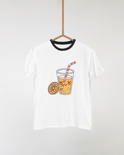 T-shirt à icône estivale minimaliste mettant en valeur un jus d'orange joyeux