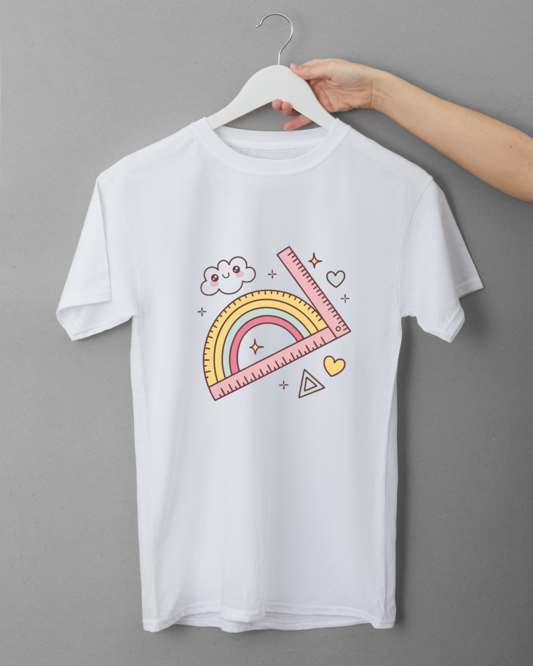 T-shirt arborant un motif pastel d'arc-en-ciel avec des règles, idéal pour l'école