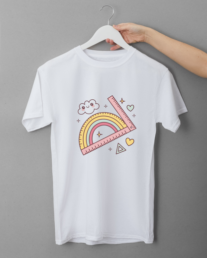 T-shirt arborant un motif pastel d'arc-en-ciel avec des règles, idéal pour l'école