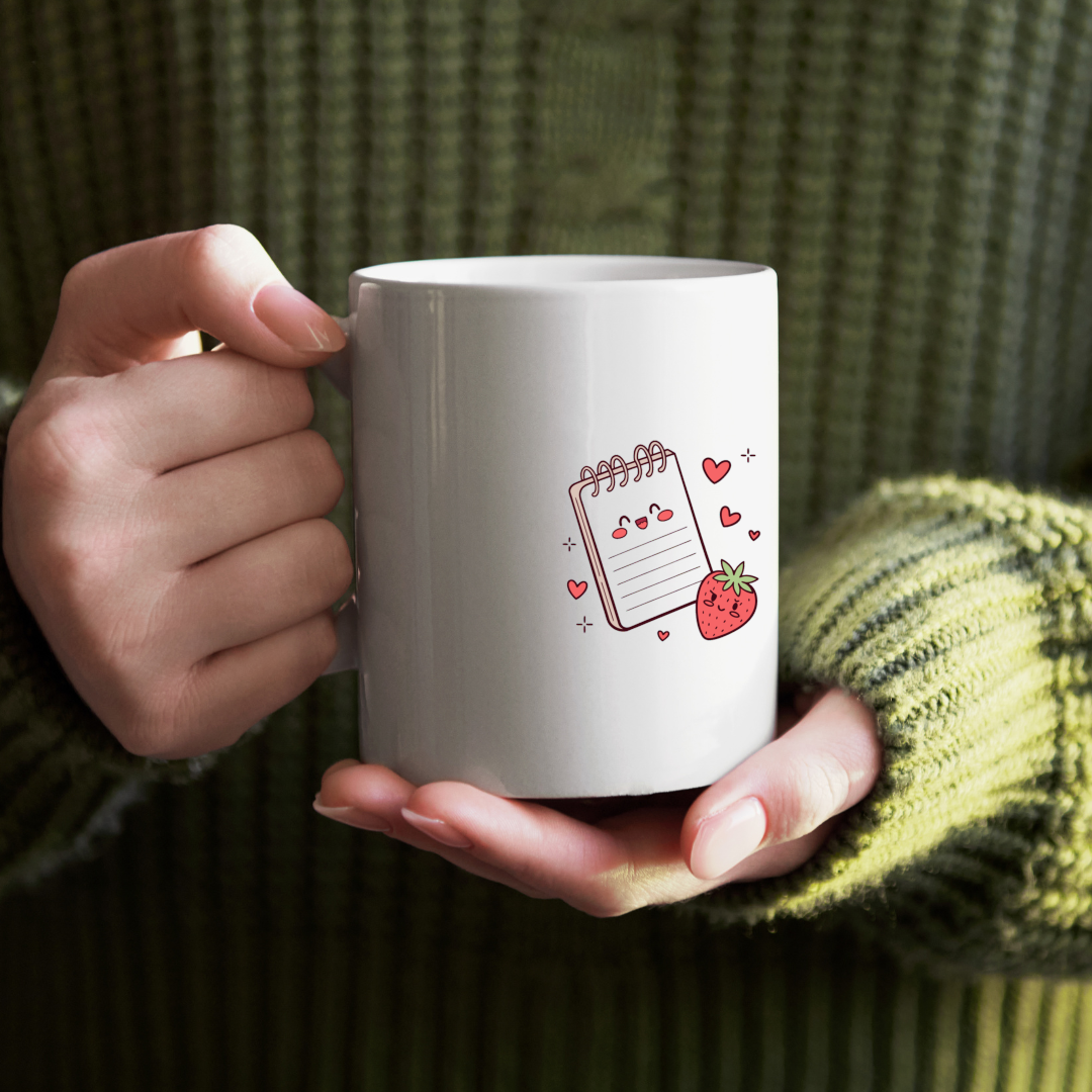 Mug joyeux orné d'une fraise amoureuse dans un style artistique vivant