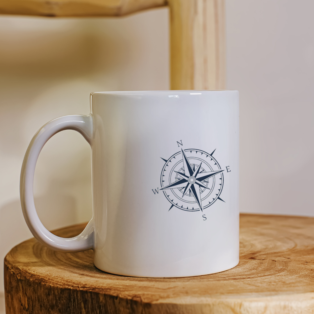 Mug au design élégant avec une rose des vents directionnelle pour les amateurs d'aventure